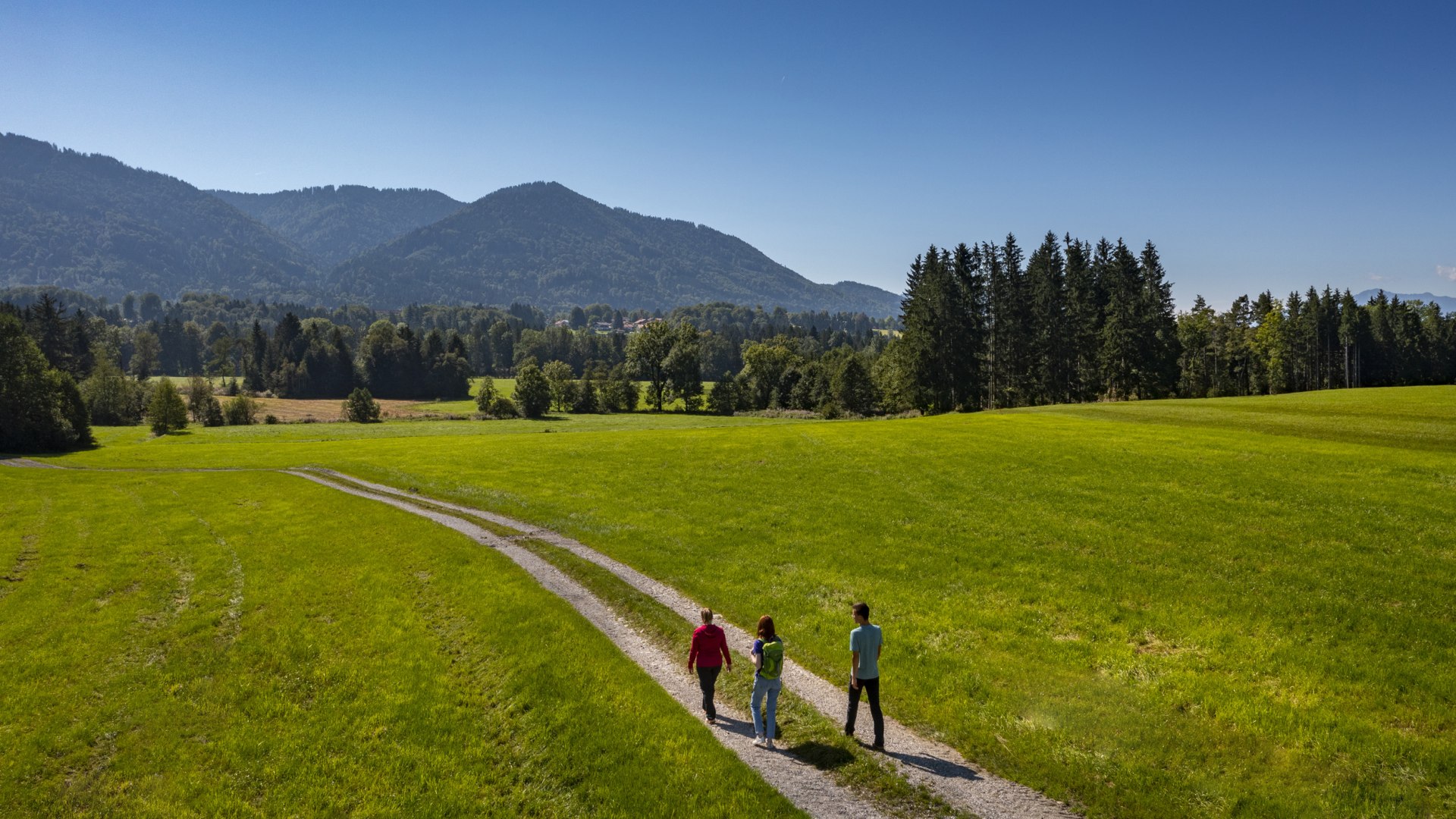 Wandern mit Blick auf Bad Heilbrunner Berge, © Lisa Bahnmüller